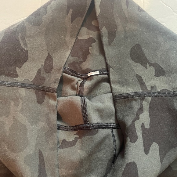 Lululemon Align Capri Camo Sz 8 - Picture 3 of 9